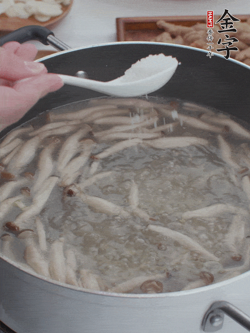 1勺鹽、一點胡椒粉調(diào)味。