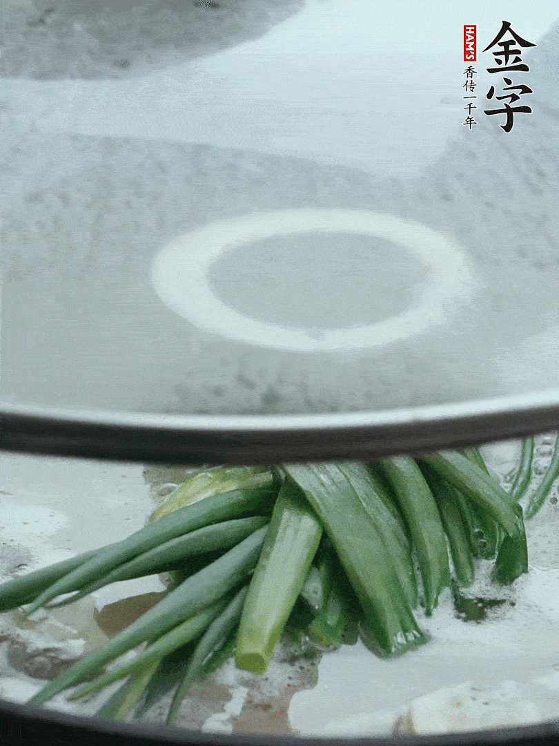 加蔥結(jié)去腥，大火開后中火燒20分鐘。