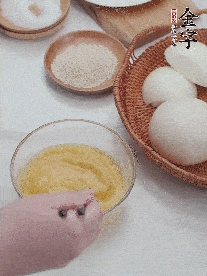 2個(gè)雞蛋加入1小勺鹽、1/2小勺胡椒粉打散。