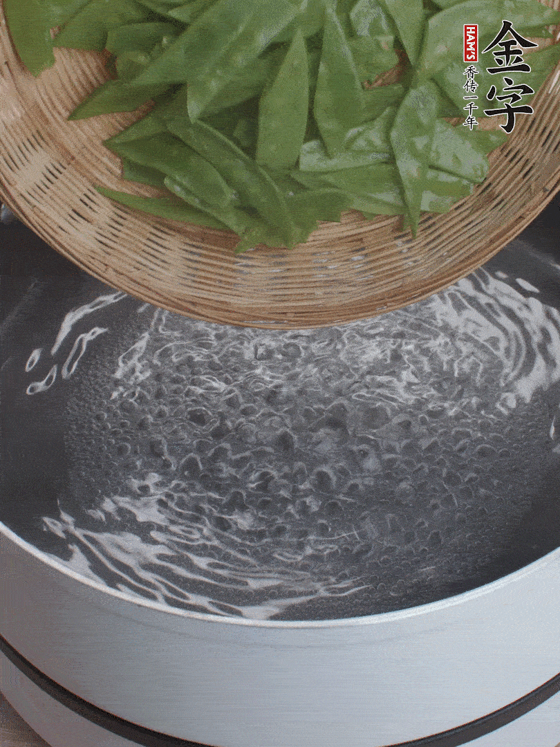 甜豆莢撕掉老筋，斜切兩半，焯水1分鐘。
