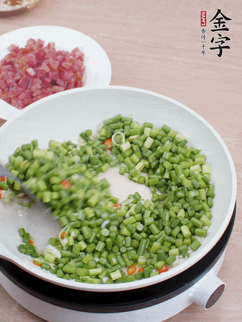 下蒜苔丁、一點鹽翻炒。