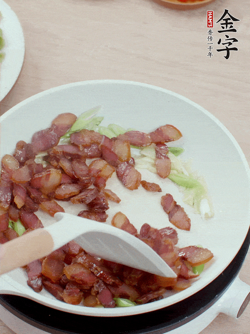 鍋中少許油，姜、蒜白爆香，下臘肉煸出油脂。