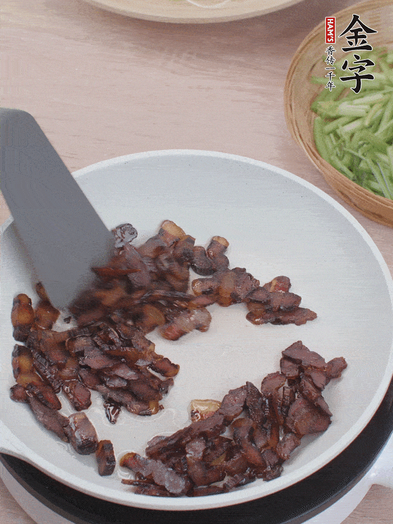 起鍋熱油，煸香醬油肉。