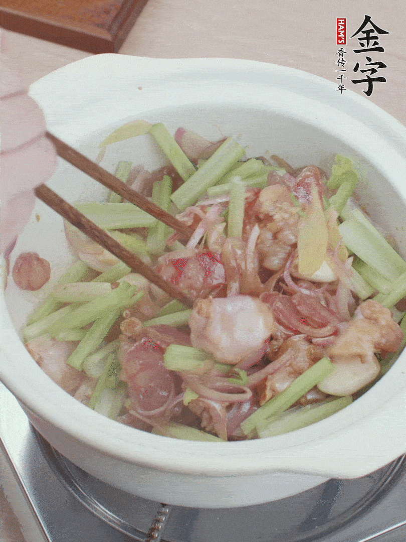 下牛蛙、芹菜、香腸翻炒。