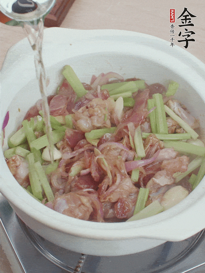 牛蛙變色后，淋點啤酒，加蓋后調(diào)小火燜10分鐘。