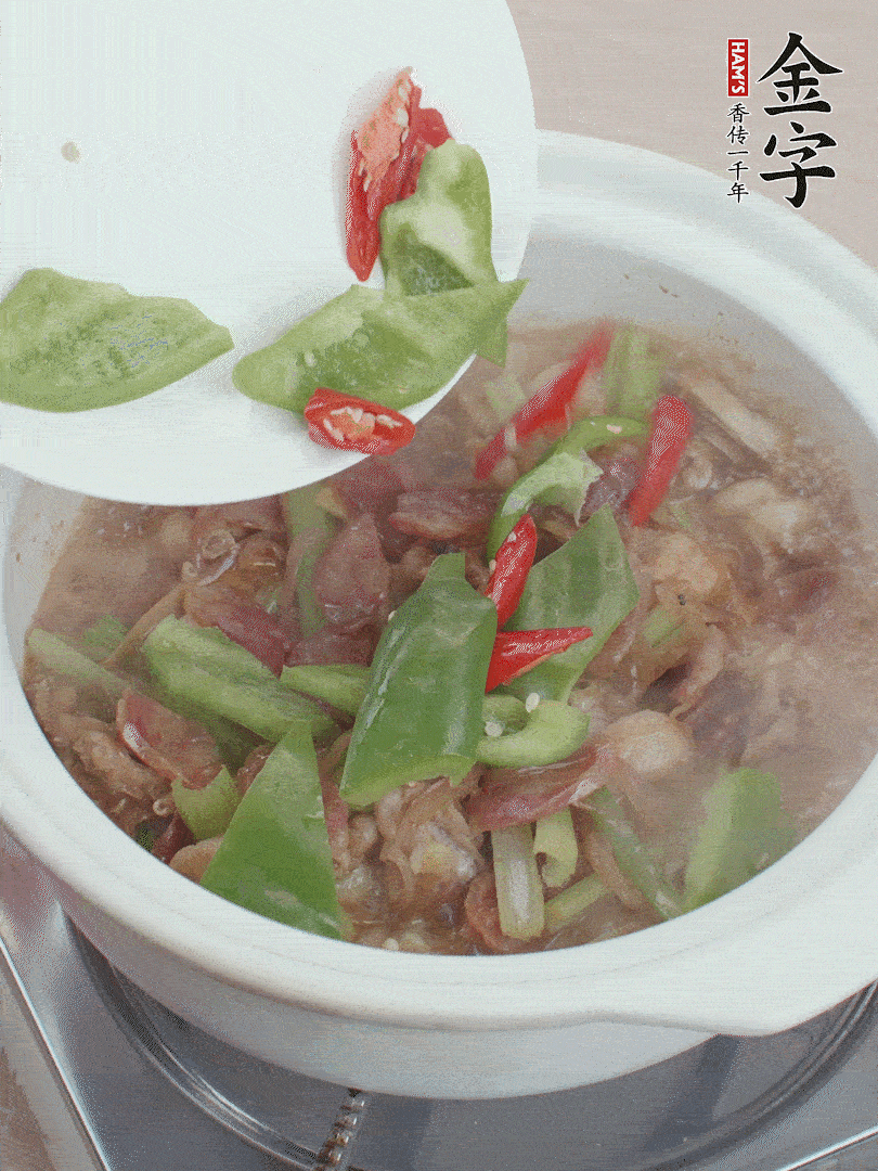 下綠菜椒，翻炒1分鐘。