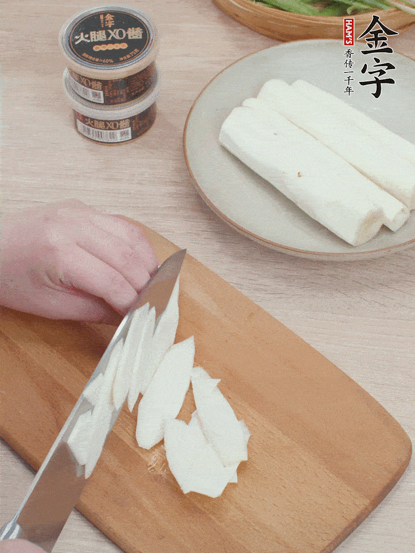 鐵棍山藥去皮，斜刀切片。