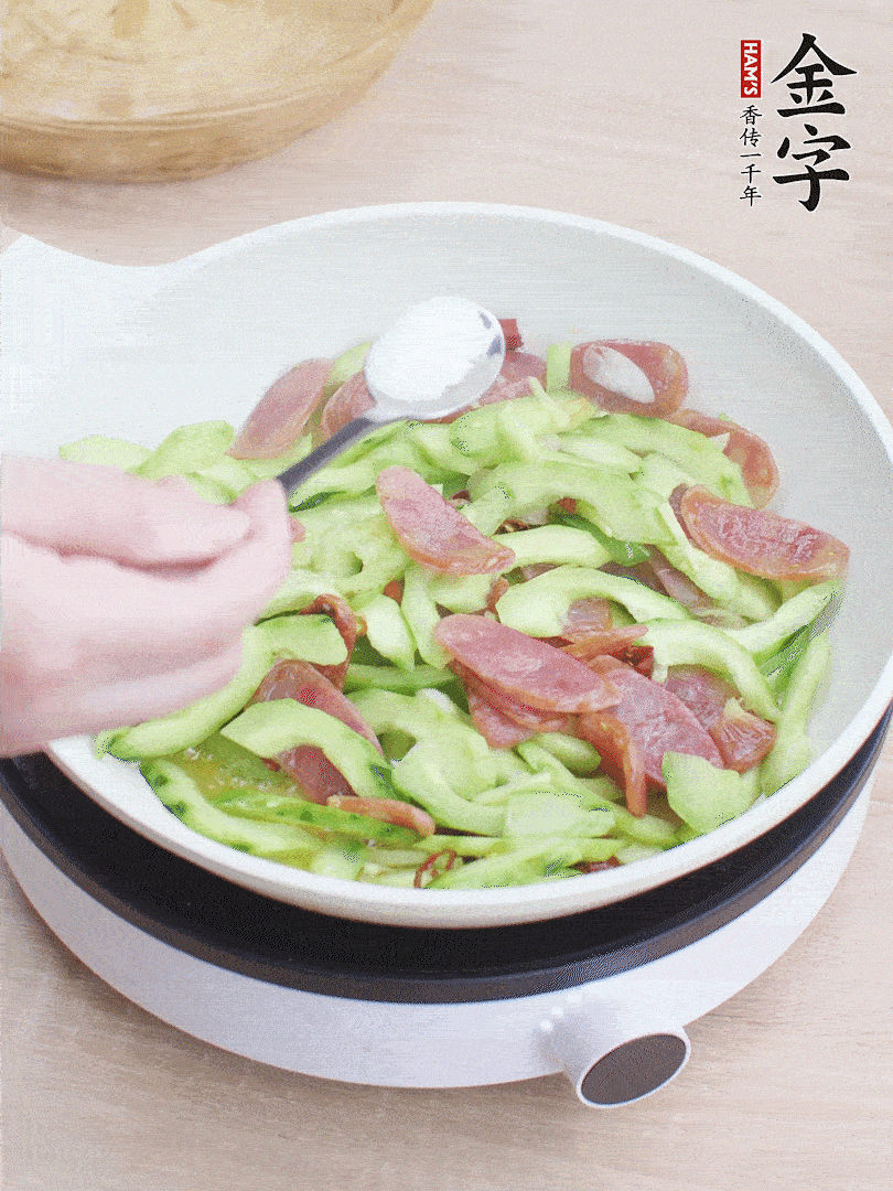 淋點(diǎn)開水，半勺白糖、1勺生抽調(diào)味。