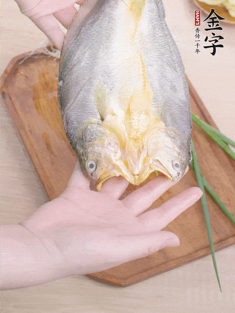 黃魚背部開刀，洗凈切花刀。適量鹽涂抹魚身兩面。