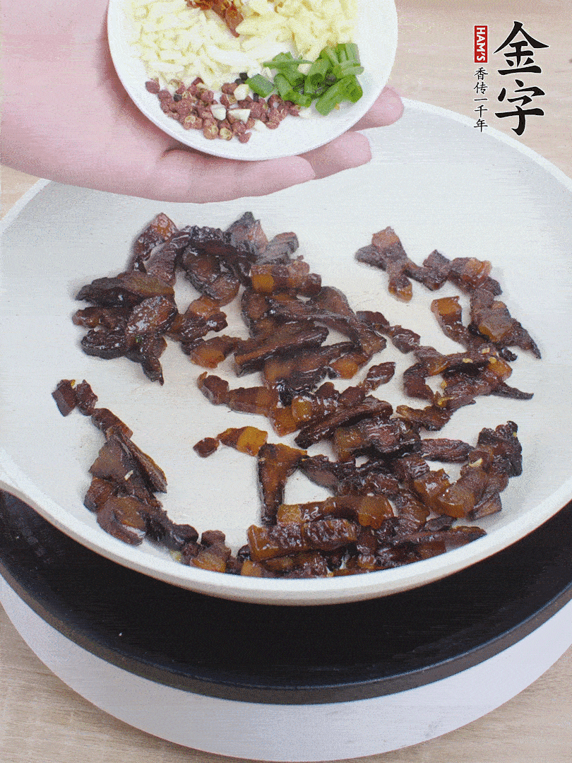 下蔥姜蒜、干辣椒、花椒粒炒香。