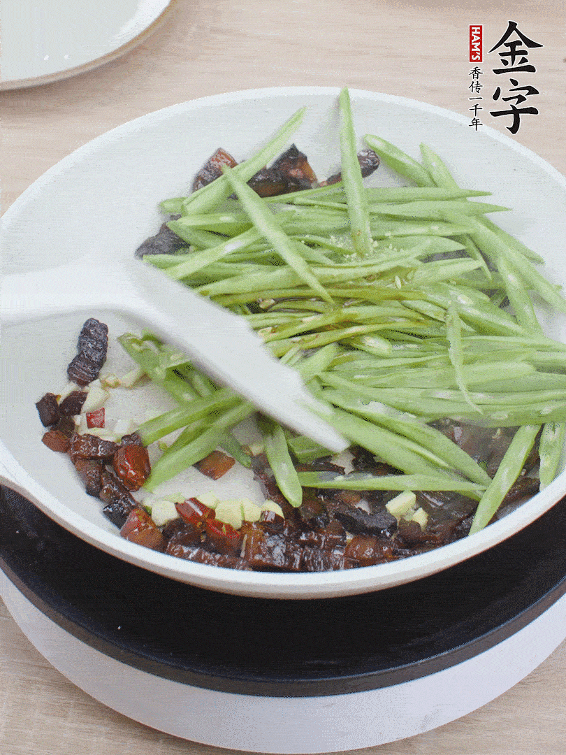 下豆角，生抽、雞精調(diào)味，炒到斷生。