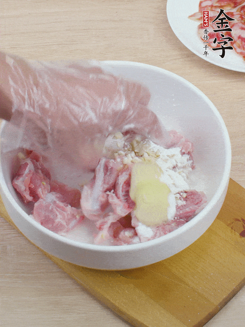 洗凈的小排，加鹽、姜、蒜末、淀粉、胡椒粉抓勻，腌制15分鐘。