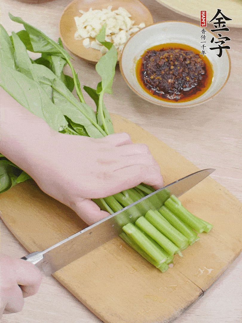 空心菜切段，大蒜拍碎切末。