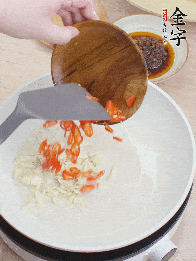 油熱煸香蒜末、辣椒。