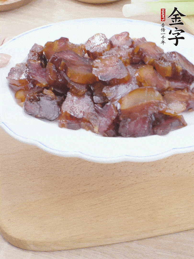 金字醬油肉水煮15分鐘，切薄片。