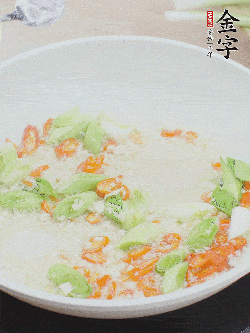 油5成熱時，下蒜末、辣椒、蒜白煸炒。
