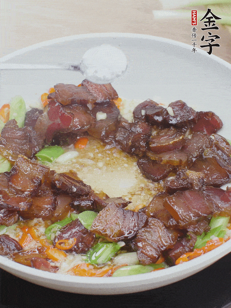 下醬油肉，一點生抽、白糖調(diào)味。
