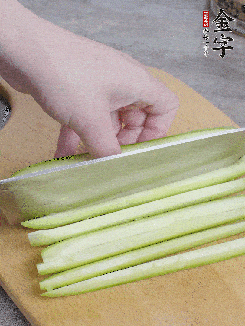 西葫蘆對(duì)半切，去瓤切條。