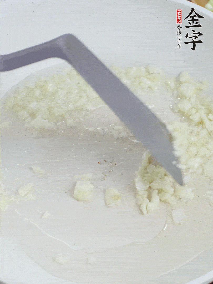 冷鍋熱油，下大蒜煎至兩面微黃。