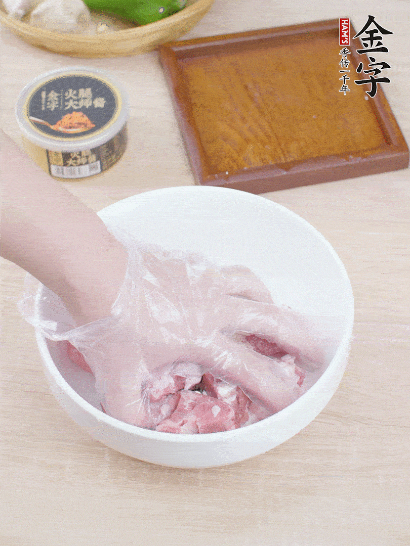 豬小排，加1勺料酒、1勺蠔油、1/3勺白胡椒粉、淀粉，抓拌均勻腌漬30分鐘。青椒去蒂去籽切塊。洋蔥去皮切塊。