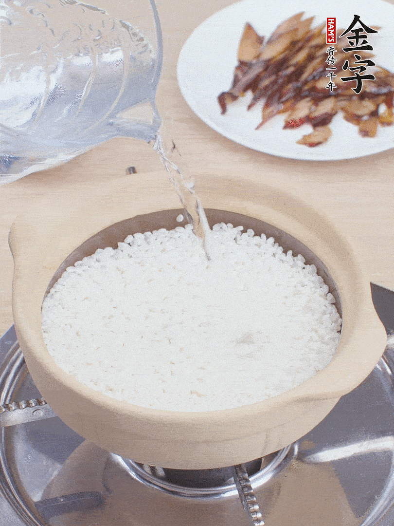 砂鍋涂抹植物油，放大米，開水沒過(guò)米1.5cm左右，蓋蓋中火煮7分鐘。