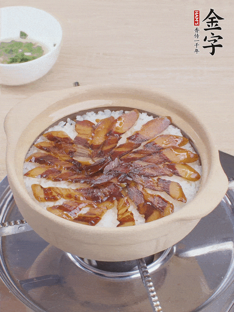 快收水時(shí)，鋪醬油肉，鍋邊淋點(diǎn)油，轉(zhuǎn)動(dòng)砂鍋，燜煮2分鐘。