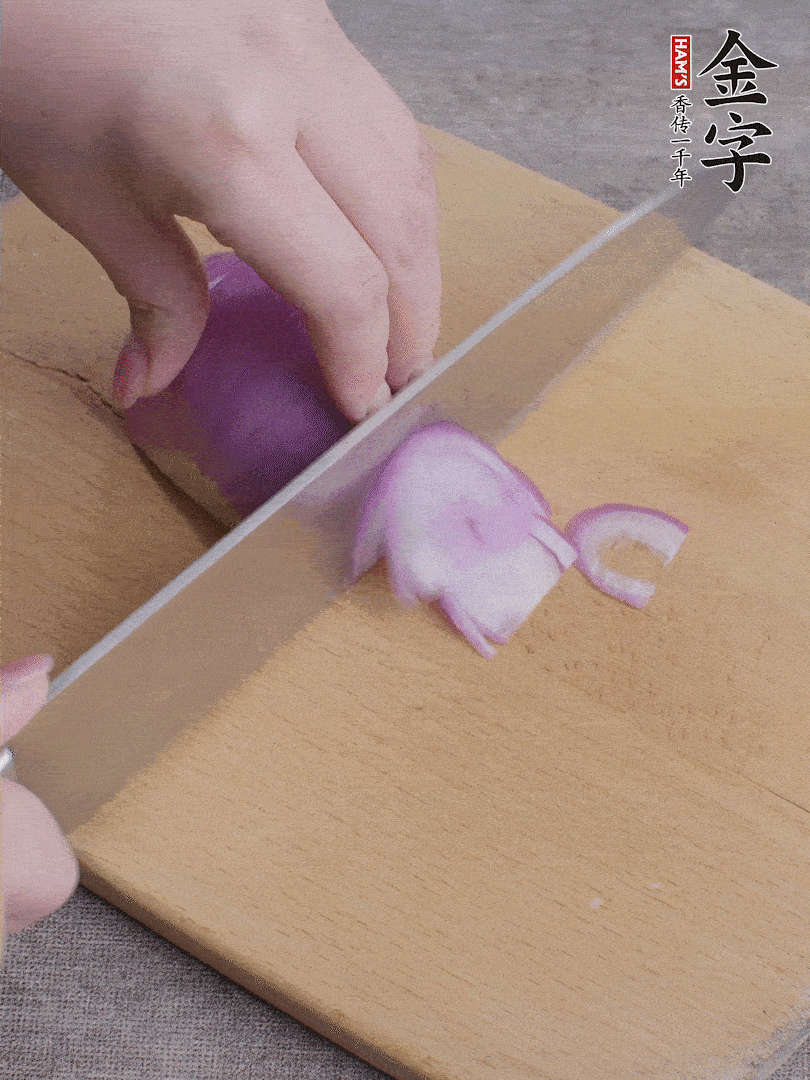 洋蔥切絲、蔥切段。