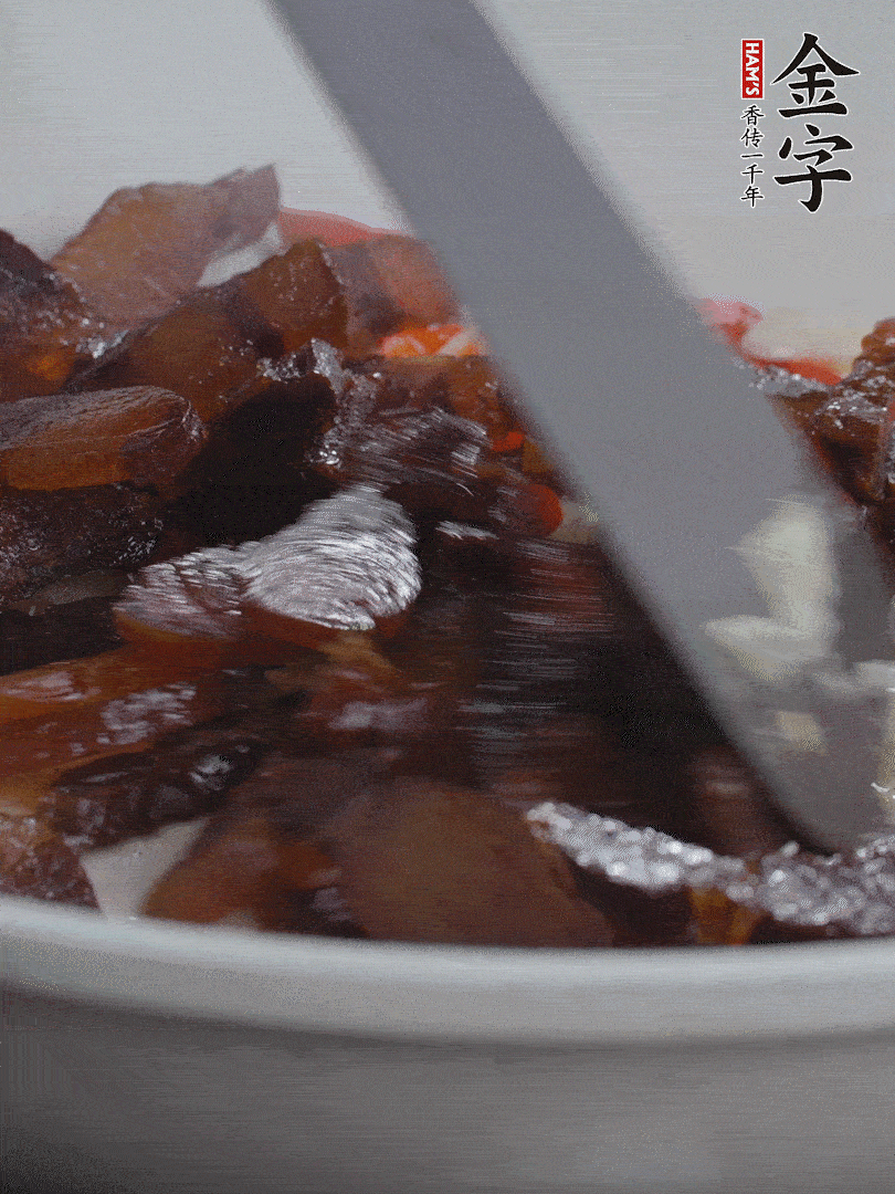 下醬油肉，煸出油脂。