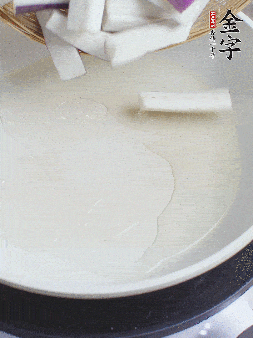 杭茄洗凈去蒂，縱向剖成4份，切成長10cm左右的段。白洋蔥切絲。口蘑洗凈去掉柄。紅椒切菱形片。