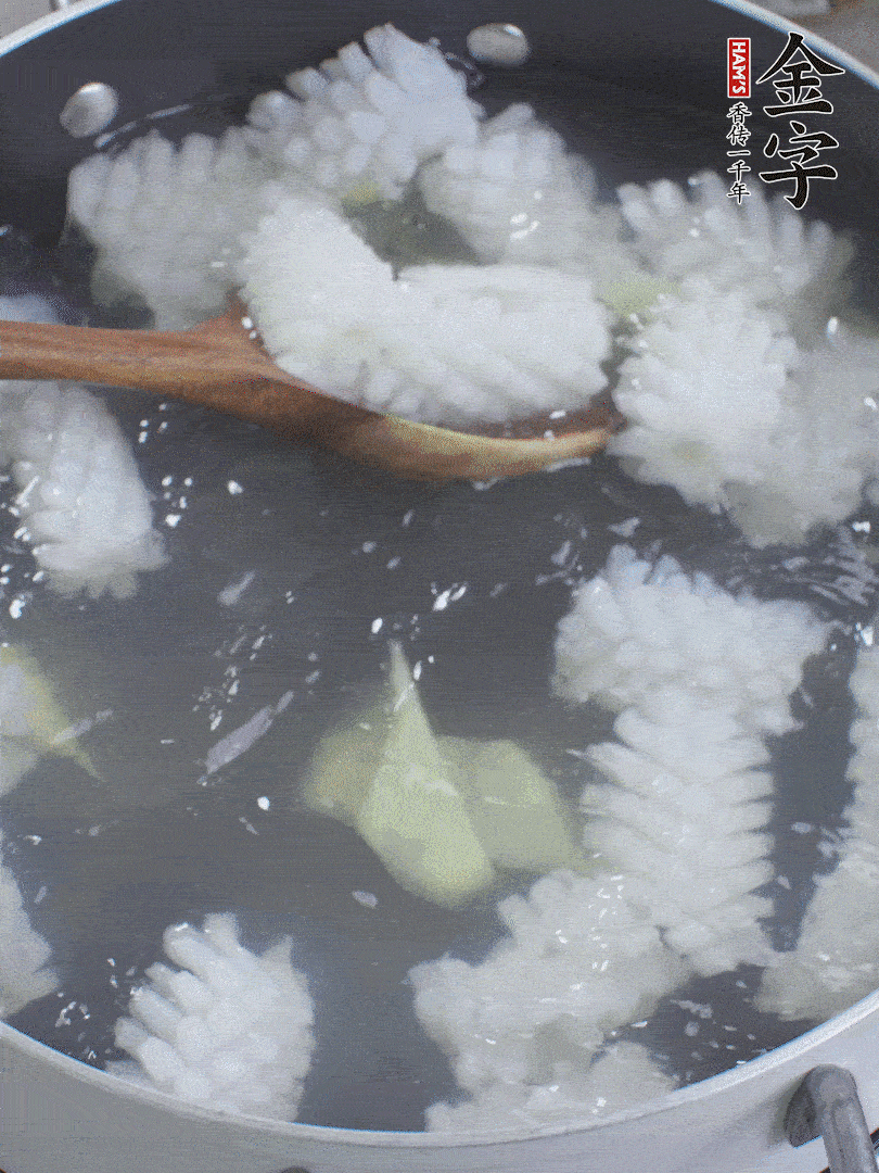 魷魚(yú)解凍后，加姜片、料酒汆燙30秒。
