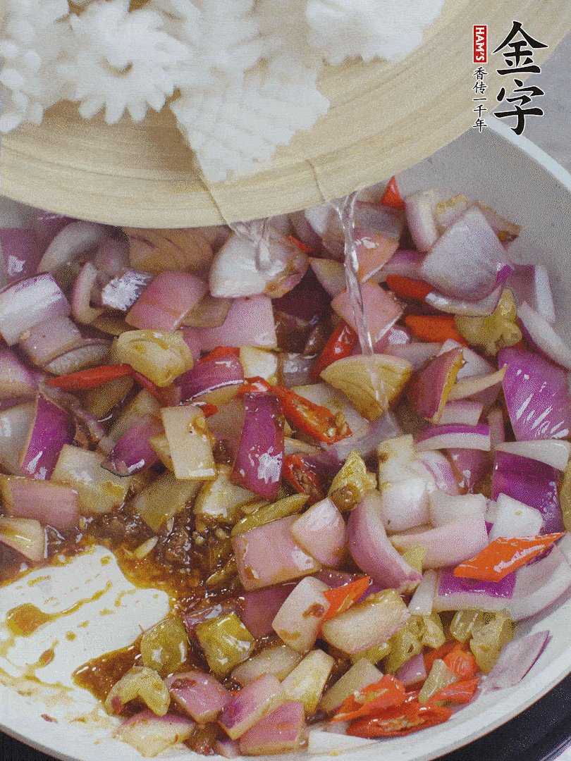 下魷魚(yú)花，2勺料酒炒勻。