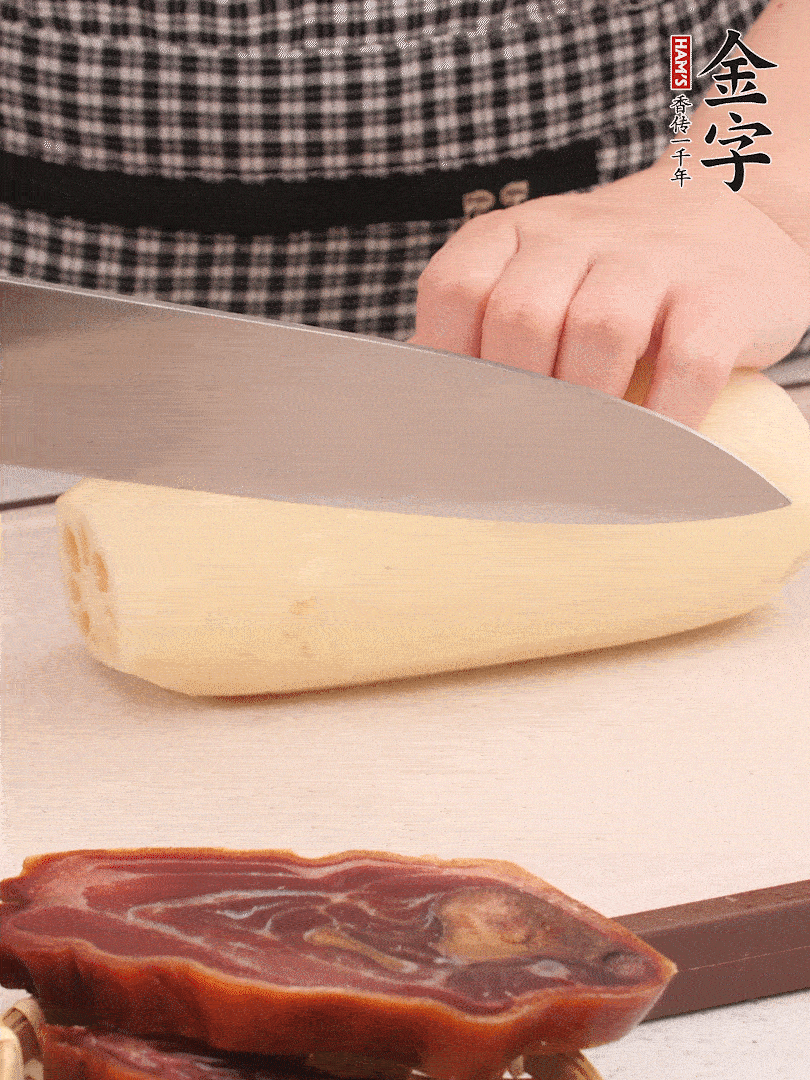 蓮藕削皮切塊。