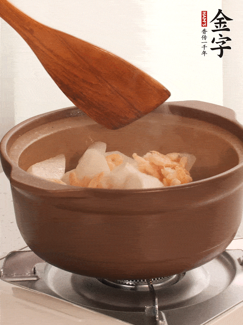 放白蘿卜、海米煸炒1-2分鐘，白蘿卜一定要先炒過再燉湯，香味更足。