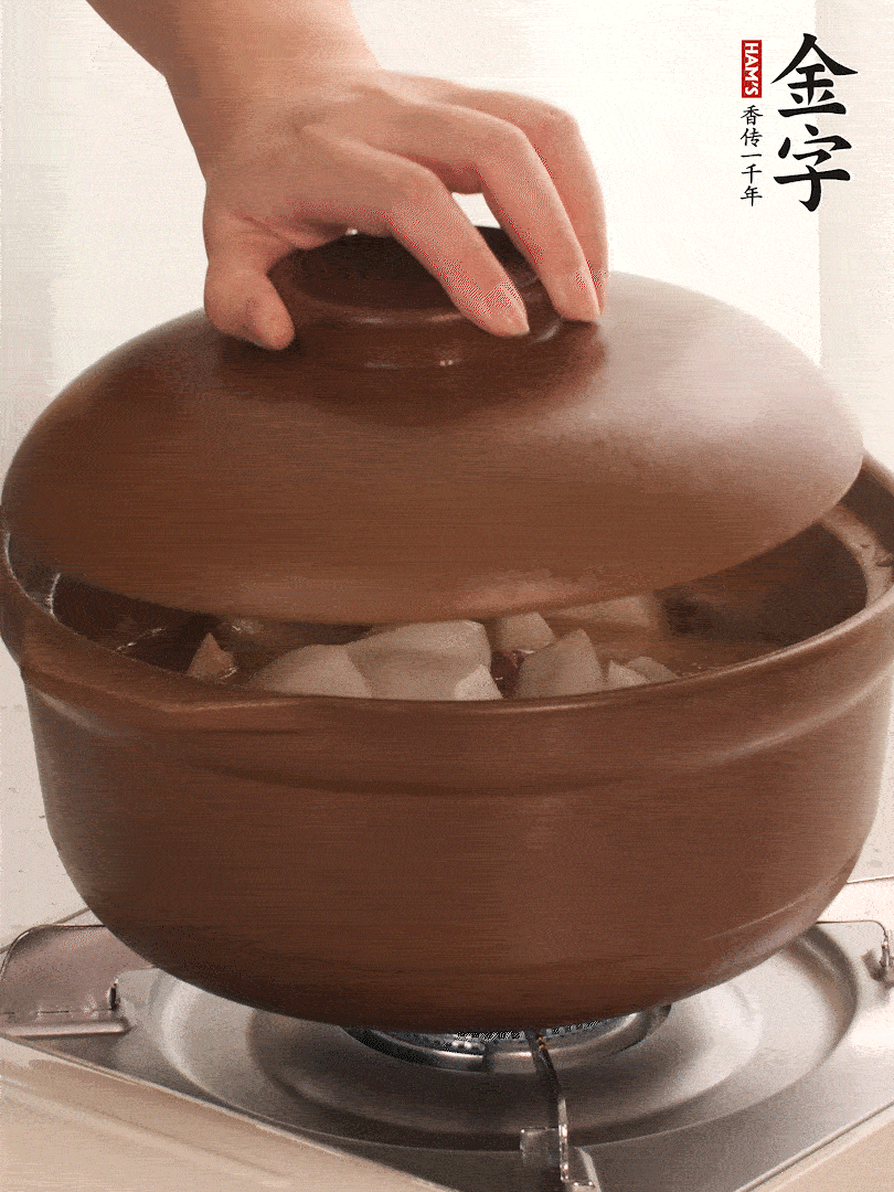 倒沒過食材的熱水，大火燒開。蓋上蓋子轉(zhuǎn)中小火，燉15-20分鐘。等蘿卜煮到喜歡的軟爛度就可以關(guān)火。
