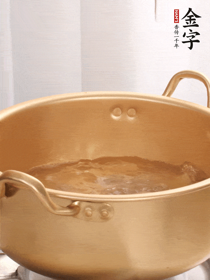 排骨加姜片、料酒，冷水下鍋焯水，撇去浮沫。