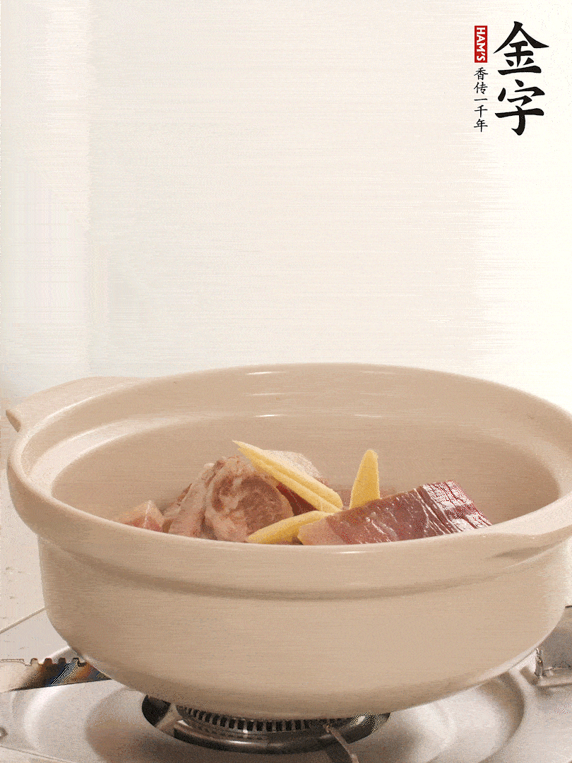 湯鍋放入排骨、火腿、姜，加適量水。煮開后轉(zhuǎn)小火燉40分鐘。