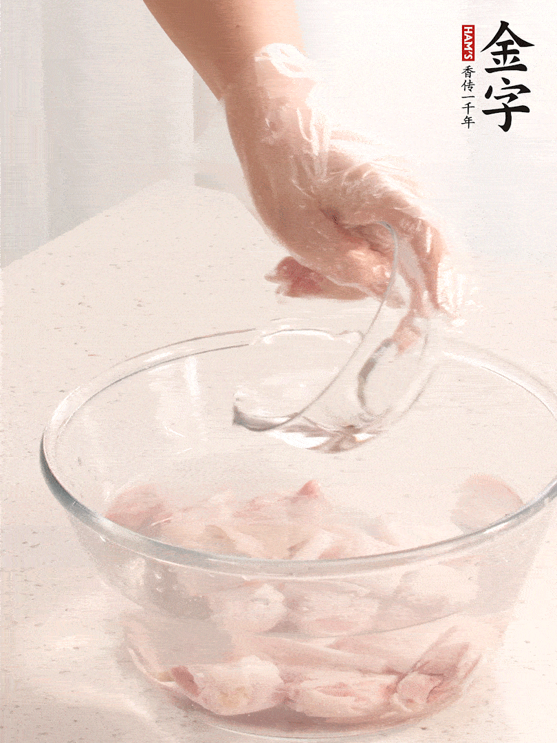 豬蹄除去雜毛、刮去油膩，斬成大塊，冷水浸泡半小時(shí)出血水，冷水下鍋，放入姜片、醋去腥，水燒開大約2分鐘，撈出。（白醋能夠讓豬蹄更白凈）