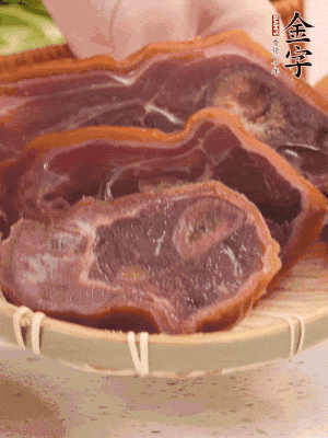 金字火腿蹄片溫水泡10分鐘。