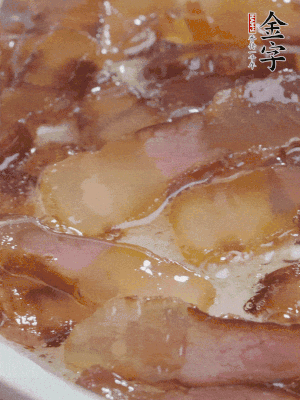 油5成熱，醬油肉煸香。