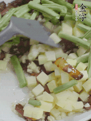 下蒜末、豆角、土豆塊翻炒。