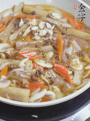 撒蒜末、香菜末。