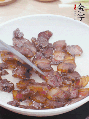 熱鍋少油，醬油肉煸出油脂，盛出。