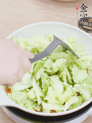 下卷心菜翻炒。