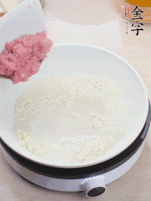 下火腿片、筍干均勻翻炒后，加2勺料酒、適量清水。