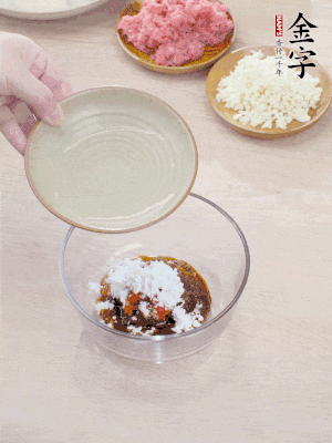調(diào)料汁：金字火腿干貝醬2勺、剁椒1/2勺、生抽1/2勺、淀粉2勺、清水半碗。