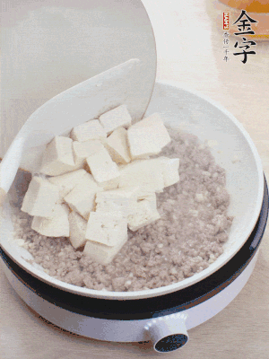 放豆腐翻拌均勻，倒料汁燜煮。