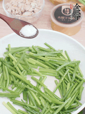 起鍋熱油，下韭菜苔炒至變色。加少許鹽。