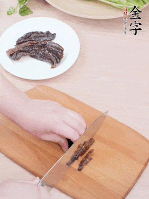 金字醬油肉下鍋煮10分鐘，切薄片。