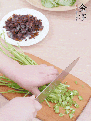 空心菜摘掉葉子，菜梗切成丁。