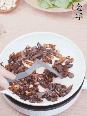 起鍋熱油，煸香醬油肉，撥拉到一邊。
